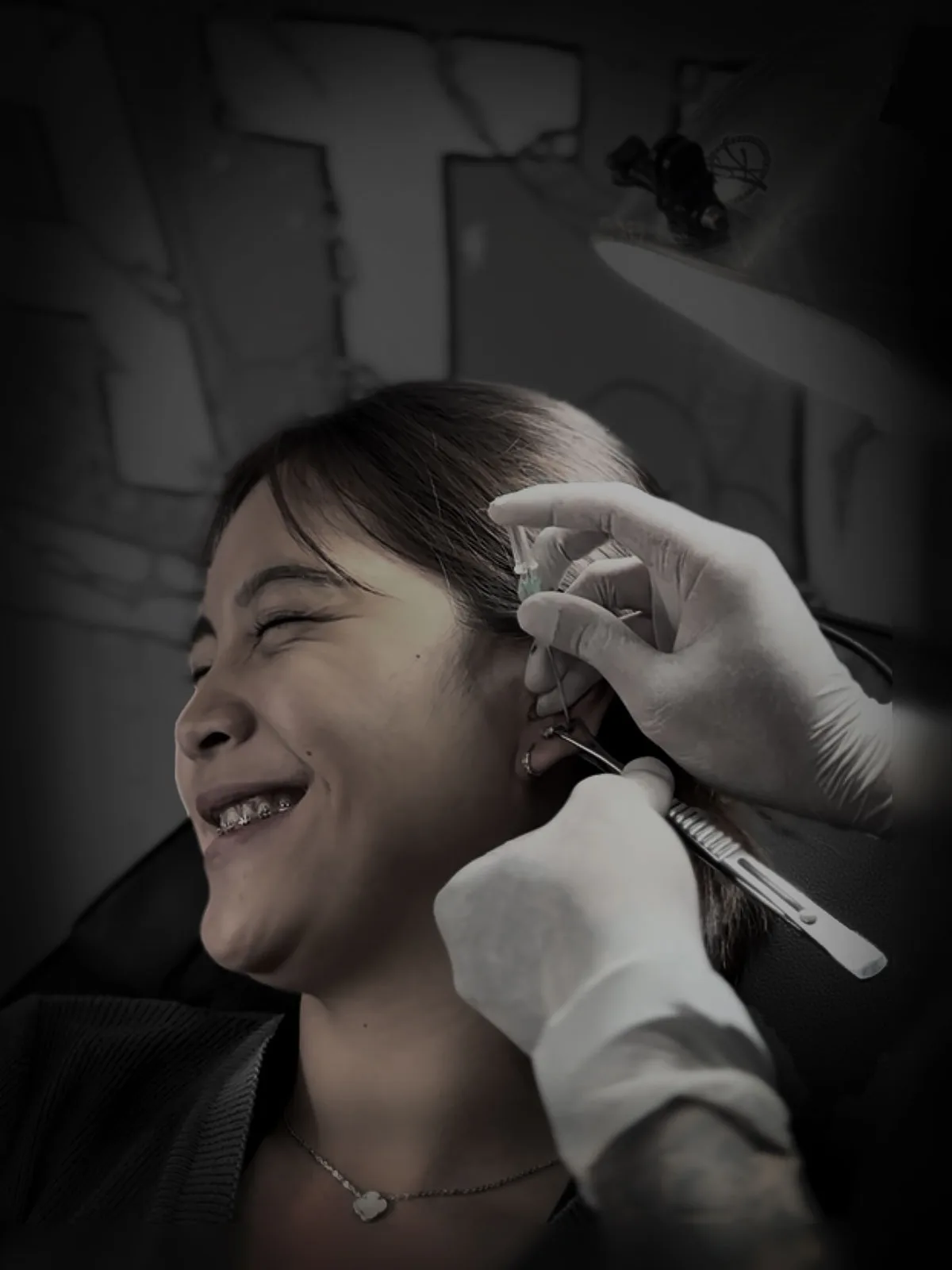 proses pemasangan tindik lobe oleh piercer profesional - tindakan tindik aman bogor